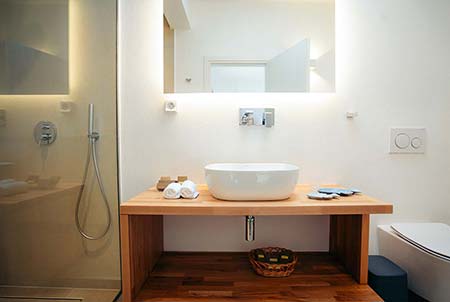 Salle de bain moderne à la maison Kipseli