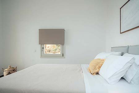Υπνοδωμάτιο με διπλό κρεβάτι στην κατοικία Σμάρι