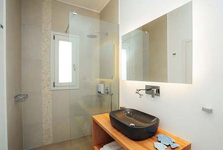 Salle de bain moderne à la maison Dipseli