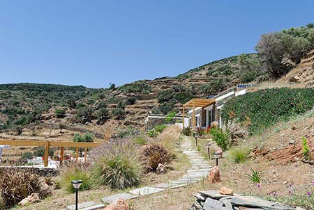 Chemin menant à la résidence Dipseli au sein du complexe Melianthos Villas, sur l'île de Sifnos