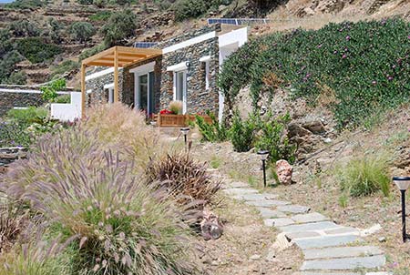 Chemin menant à la résidence Dipseli au sein du complexe Melianthos Villas, sur l'île de Sifnos