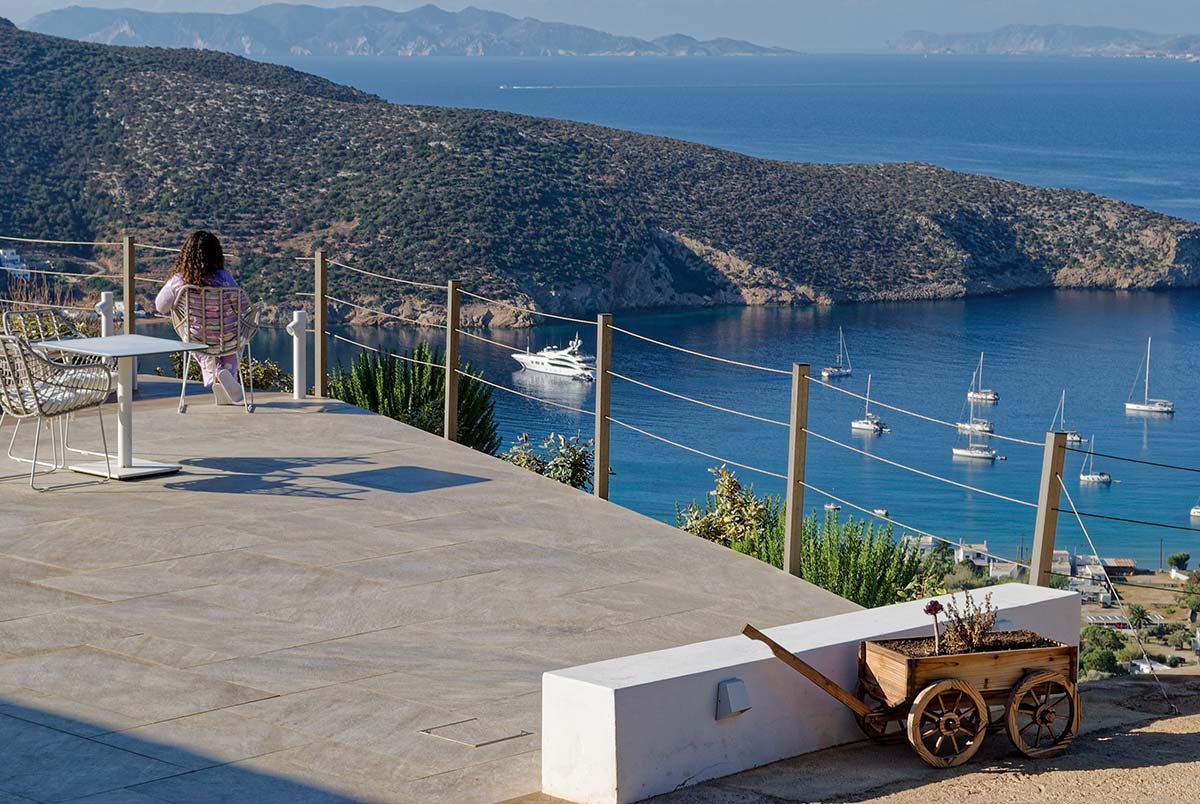 Πλακόστρωτη αυλή με θέα στον κόλπο του Βαθιού