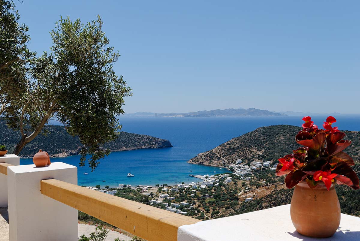 Θέα στο Βαθύ από το Melianthos villas στη Σίφνο