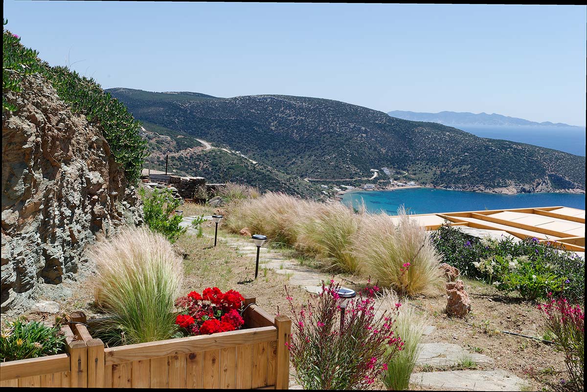 Περιήγηση στον κήπο του Melianthos villas στη Σίφνο