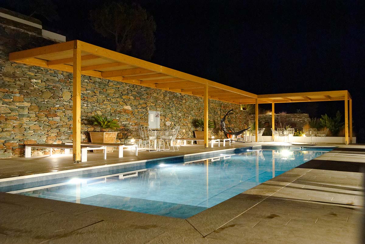 Ο χώρος της πισίνας στο Melianthos Villas το βράδυ