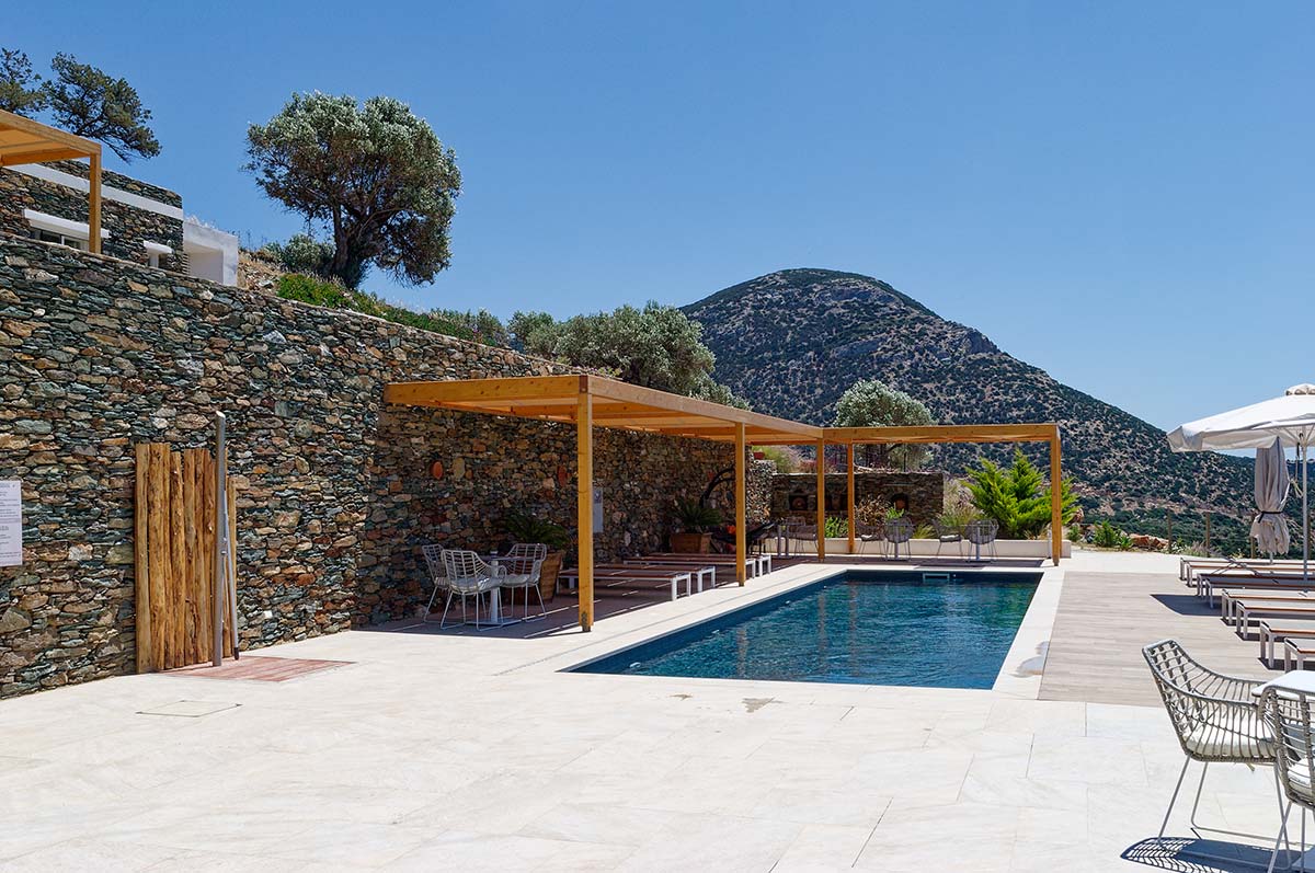Ο χώρος της πισίνας στο Melianthos villas στη Σίφνο
