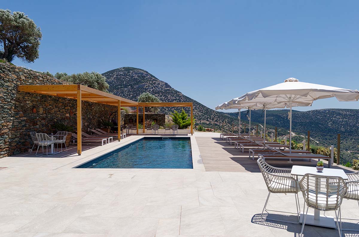 Ο χώρος της πισίνας στο Melianthos villas στη Σίφνο