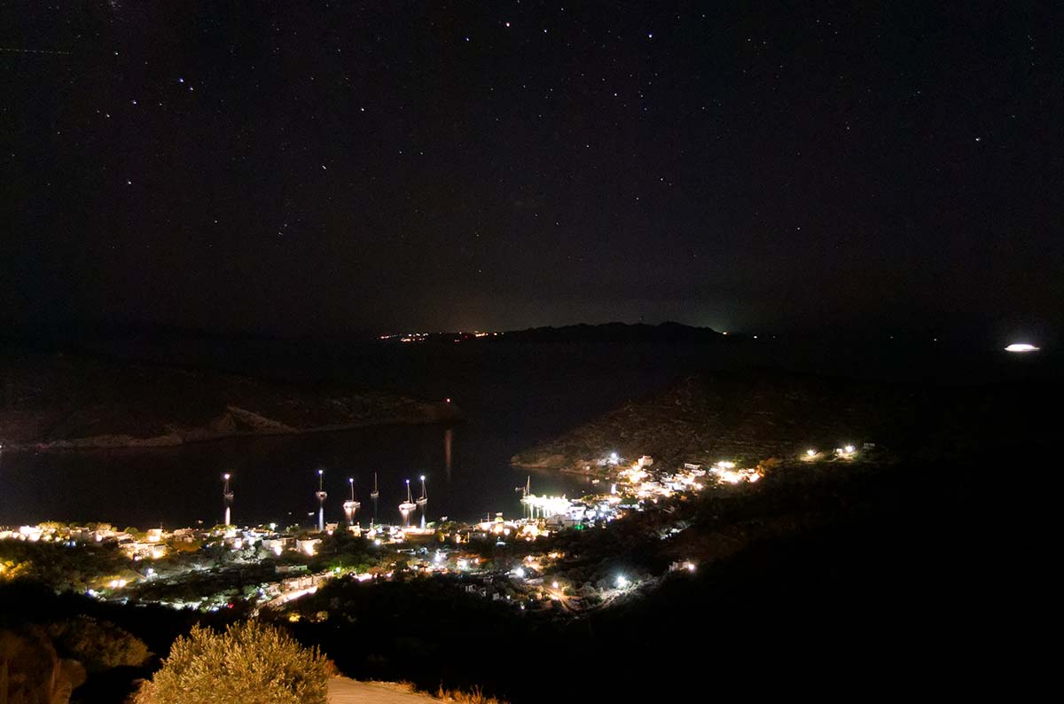 Νυχτερινή άποψη του οικισμού Βαθύ στη Σίφνο