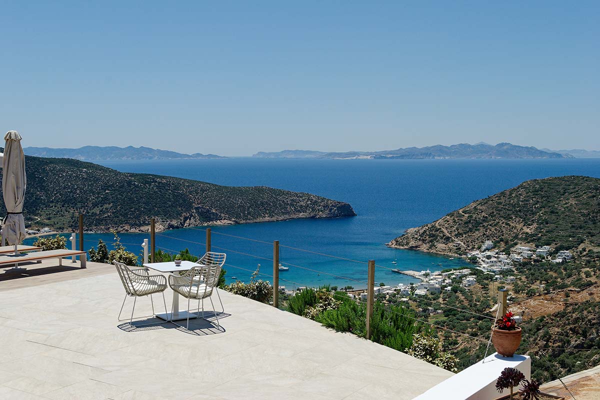 Μοντέρνα καθιστικά και ξαπλώστρες με θέα στη θάλασσα