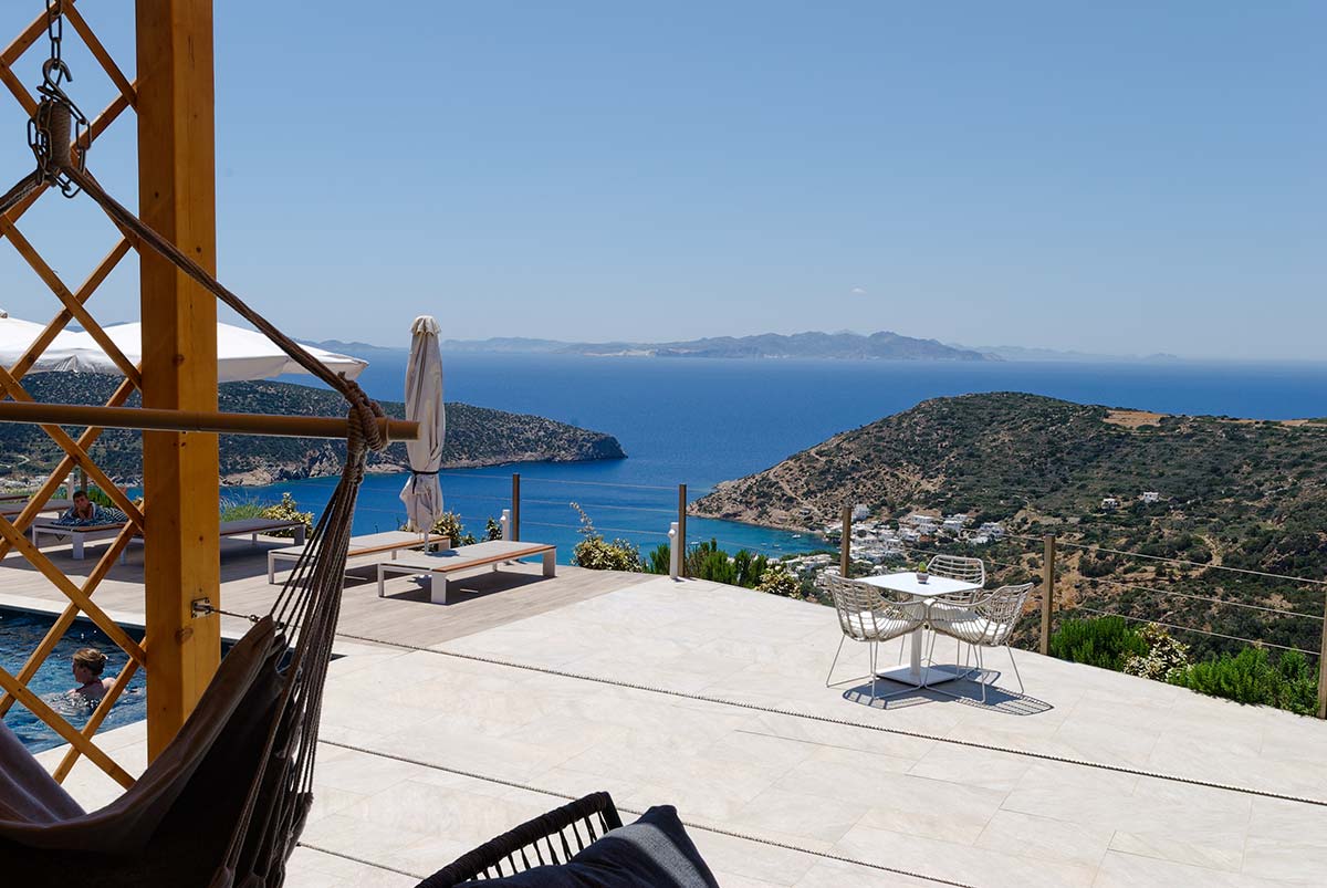 Υπέροχη θέα στο Βαθύ και στη θάλασσα από το Melianthos Villas