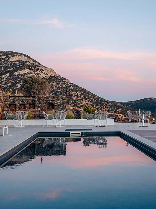 Les couleurs au coucher du soleil dans les villas de Melianthos à Sifnos