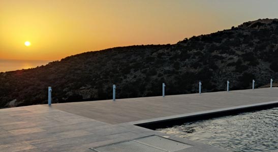 Η πισίνα στο Melianthos Villas στη Σίφνο