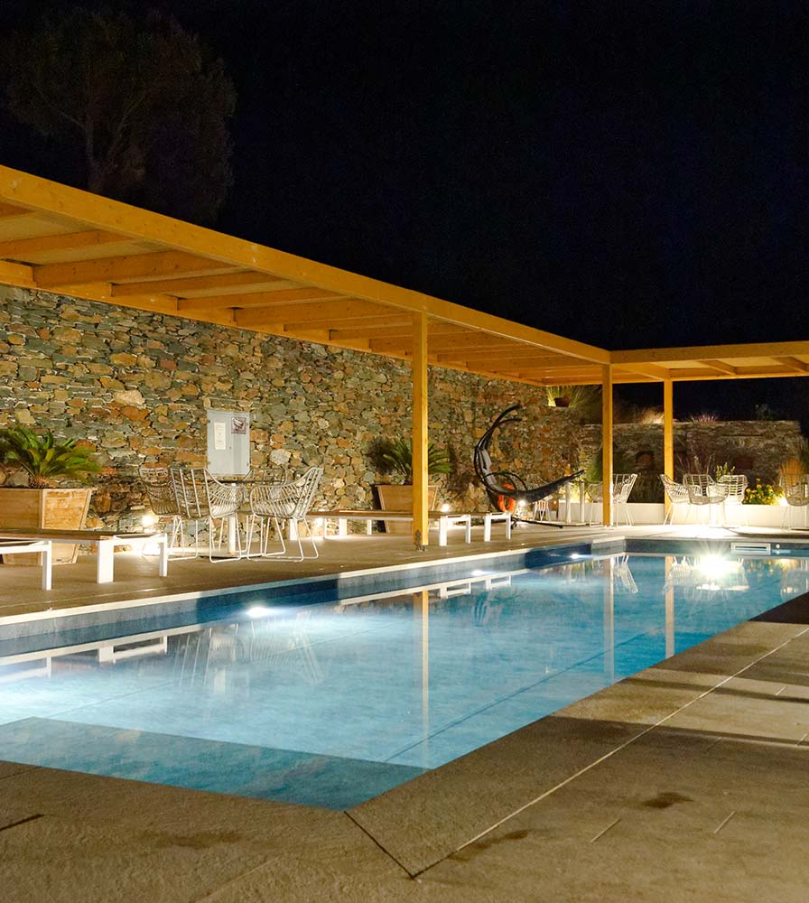 Βράδυ στην πισίνα του Melianthos Villas στη Σίφνο
